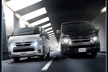 (左):VAN・2WD・2800ディーゼル・標準ボディ・スーパーGL